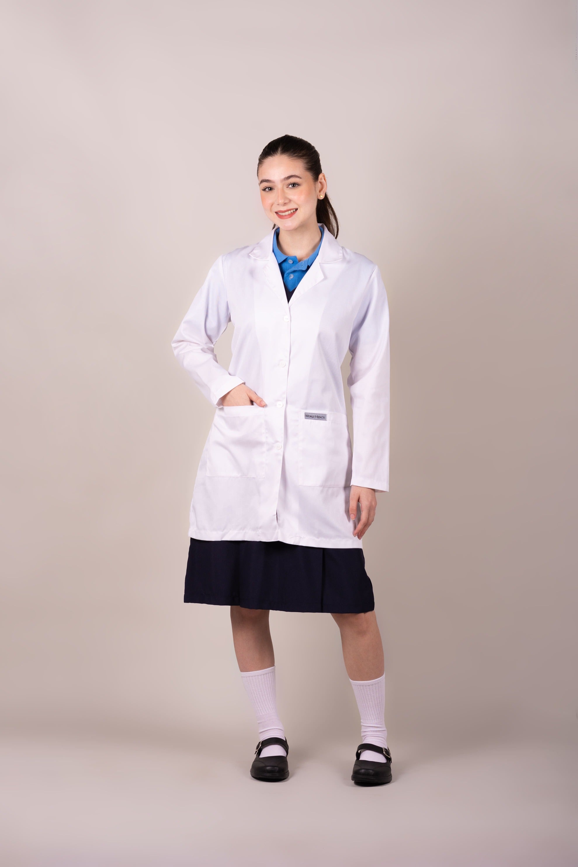 Un niño y una niña vestidos con batas de laboratorio blancas