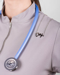 collar de mujer motivo medicina, cadena y dije cero inoxidable para dama