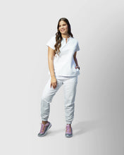 Cargar imagen en el visor de la galería, uniformes de enfermeria cuello abierto y pantalon jogger modelo hindi color blanco
