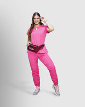 Cargar imagen en el visor de la galería, uniformes de enfermeria cuello abierto y pantalon jogger modelo hindi color fucsia
