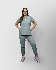 uniformes de enfermeria cuello abierto y pantalon jogger modelo hindi color gris