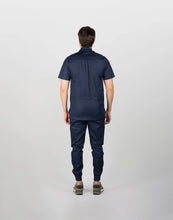 Load image into Gallery viewer, uniformes medicos hombre espalda modelo mao denim
