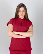 Cargar imagen en el visor de la galería, uniformes medicos modernos blusa modelo mao de mujer en tela antifluidos licrada color vino
