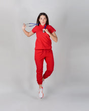 Cargar imagen en el visor de la galería, uniformes medicos modernos modelo mao con pantalón Jogger de mujer en tela antifluidos color rojo
