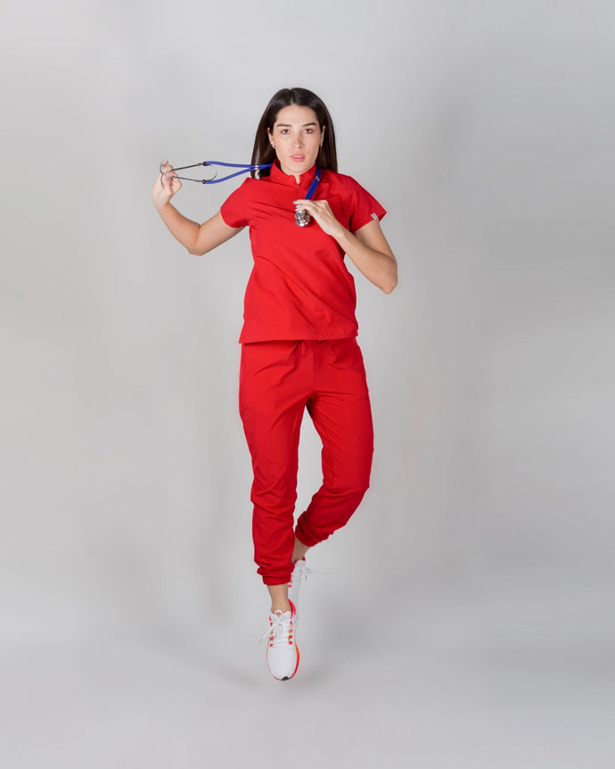 uniformes medicos modernos modelo mao con pantalón Jogger de mujer en tela antifluidos color rojo