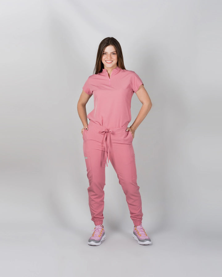 uniformes medicos modernos modelo mao con pantalón Jogger de mujer en tela antifluidos licrada color rosado