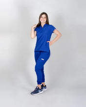 Cargar imagen en el visor de la galería, uniformes medicos modernos modelo mao con pantalón jogger de mujer en tela licrada antifluidos color azul rey
