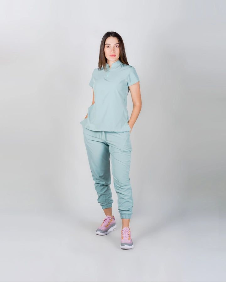 uniformes medicos modernos modelo mao con pantalón jogger de mujer en tela licrada antifluidos color menta