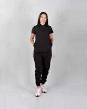 Cargar imagen en el visor de la galería, uniformes medicos modernos modelo mao con pantalón jogger de mujer en tela licrada antifluidos color negro
