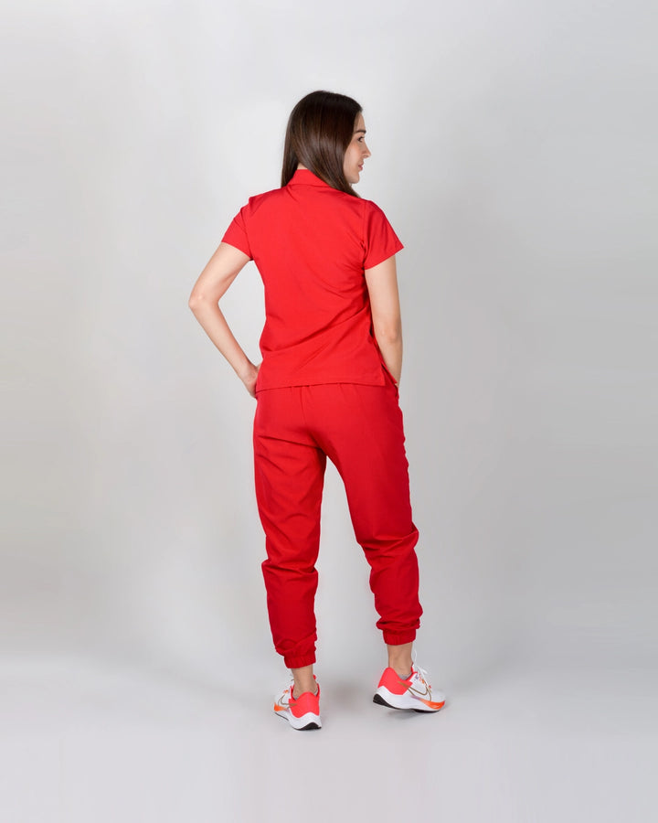 uniformes medicos modernos modelo mao con pantalón Jogger de mujer en tela antifluidos licrada color rojo