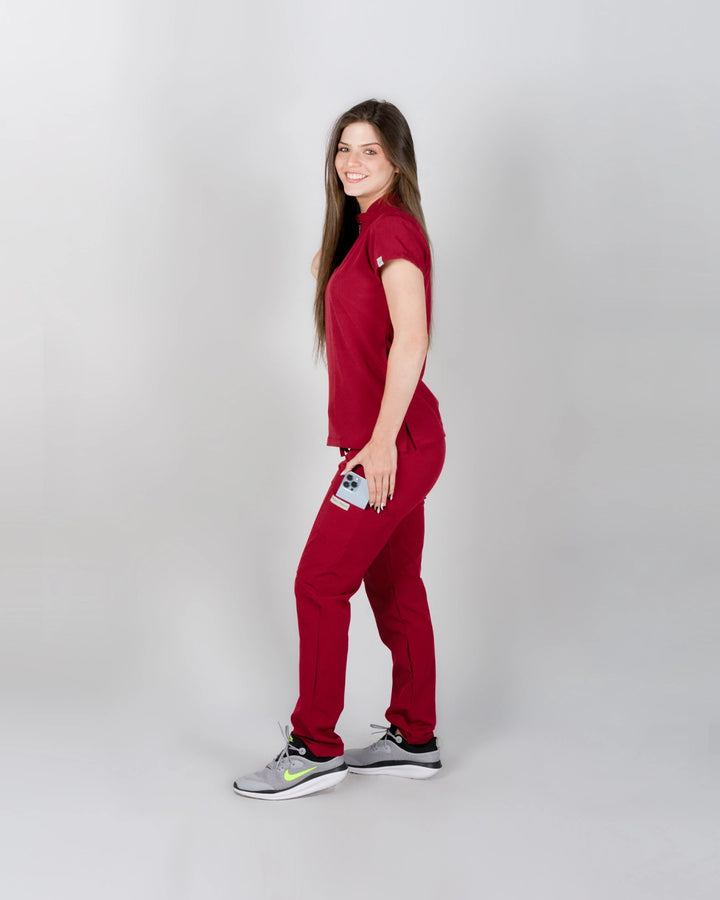uniformes medicos modernos modelo mao con pantalón jogger de mujer en tela licrada antifluidos color vino